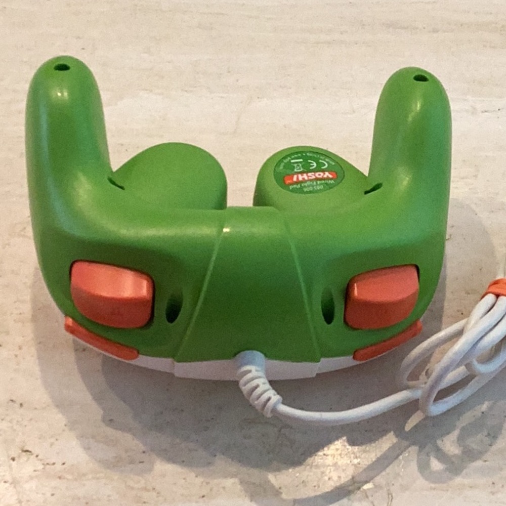 Yoshi Wired Fight Pad Controller Wii U & Wii - Picture 6 of 9
